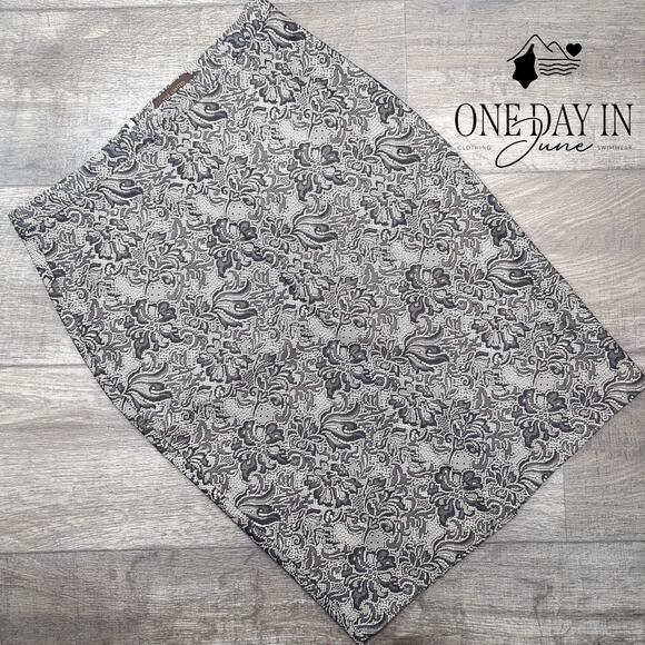 The Limited Dresses & Skirts - The Limited Pencil Skirt Size 6